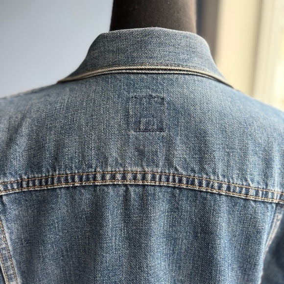 GAP Classic Medium Wash Denim Jacket w 6 Pockets - Picture 8 of 17